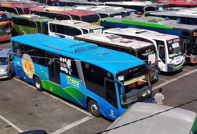 Bus Trans Metro Bandung di Terminal Cicaheum, Kota Bandung, Jawa Barat. (Bagus Ahmad Rizaldi/Antara)