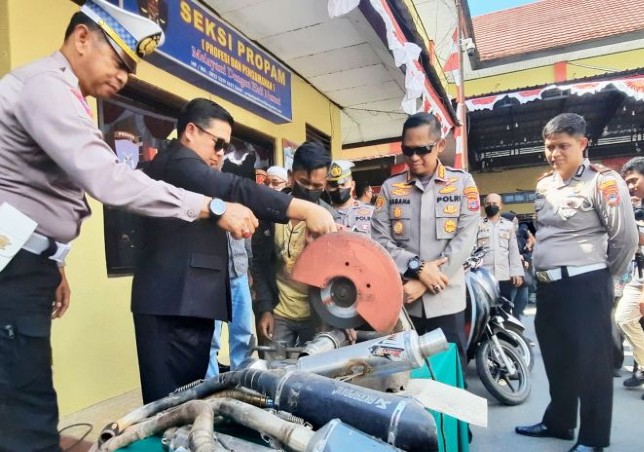 Wali kota Banjarmasin Ibnu Sina turut hadir acara pemusnahan knalpot brong yang dipimpin Kapolresta Banjarmasin Kombespol Sabana A. Martosumito. Firman/Antara - Image