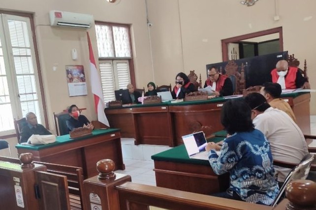 Suasana sidang dengan agenda pembacaan putusan atas gugatan Muh Akbar Amin terhadap enam media terkait pemberitaan di Pengadilan Negeri Klas 1 Makadsar Sulawesi Selatan, Rabu (14/9). Darwin Fatir/Antara - Image