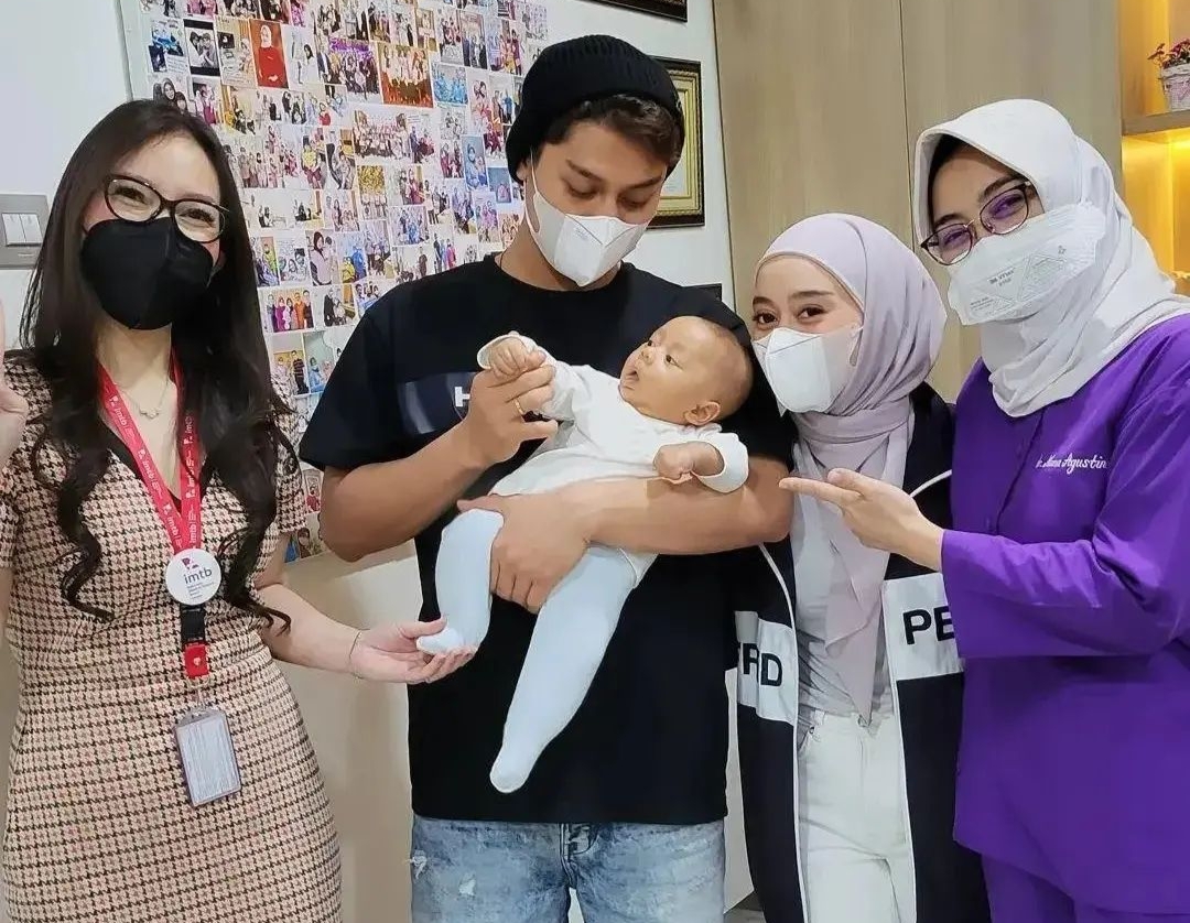 Dokter Puspa (kiri) bersama Rizky Billar, Lesti dan baby L./Instagram @dokterpuspa - Image