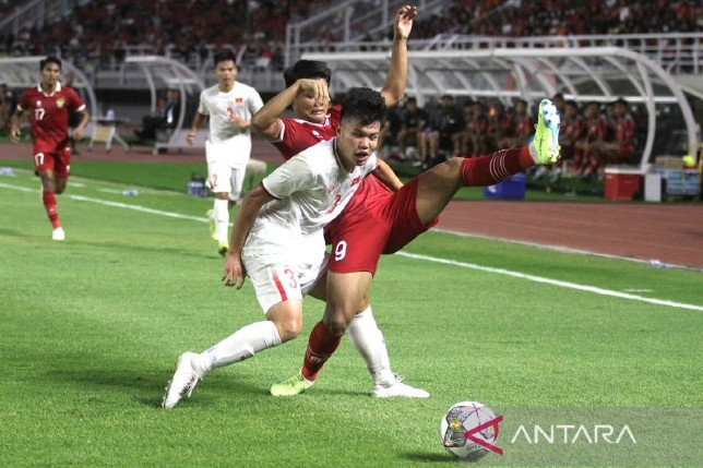 Pesepak bola Indonesia Hokky Caraka Brilliant (kanan) berebut bola dengan pesepak bola Vietnam Tran Ngoc Son (kiri) saat pertandingan babak kualifikasi Piala Asia U-20 2023 Grup F di Stadion Gelora Bung Tomo, Surabaya, Minggu (18/9). Moch Asim/Antara - Image