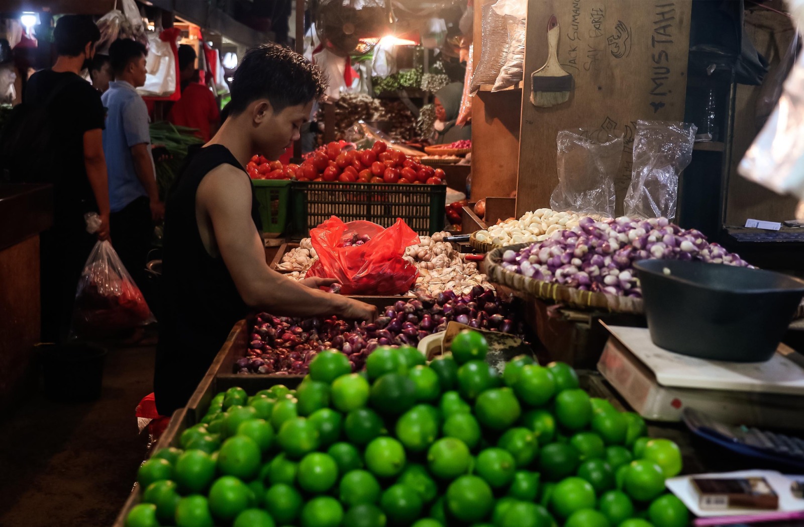 Pedagang menyiapkan kebutuhan pokok yang dijual di pasar Senen, Jakarta, Kamis (15/9/2022). Pemerintah memprediksi laju inflasi sebesar 1,38% pada September 2022. Adapun prediksi ini akibat kenaikan harga bahan bakar minyak (BBM). Kementerian Keuangan men - Image