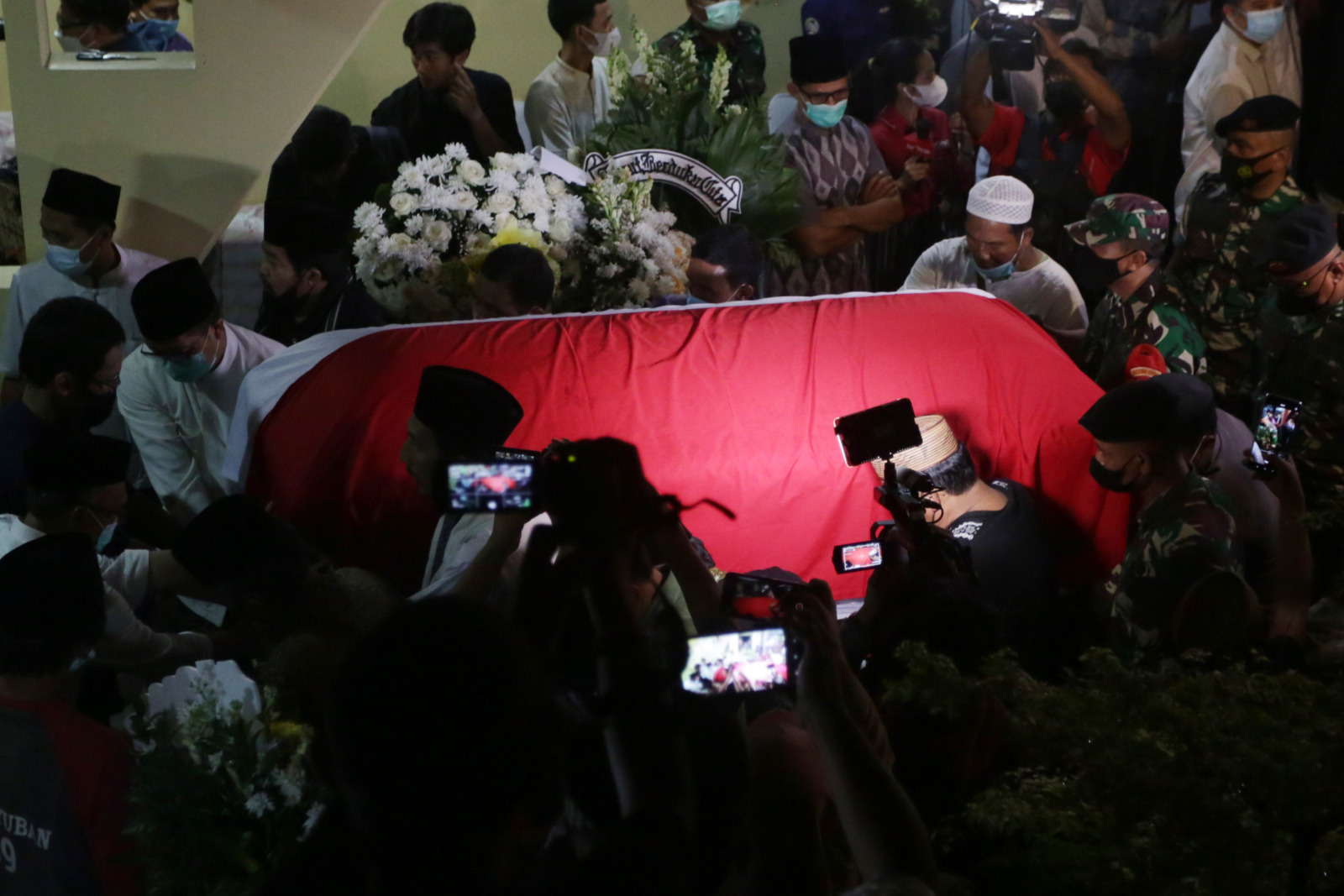 Sejumlah kerabat keluarga menyambut kedatangan almarhum Azyumardi Azra di Ciputat, Tangerang Selatan, Banten, selasa (20/9/2022). dini hari. Ketua Dewan Pers 2022 - 2025 Azyumardi Azra wafat di Malaysia karena serangan jantung dan juga positif COVID-19. F - Image