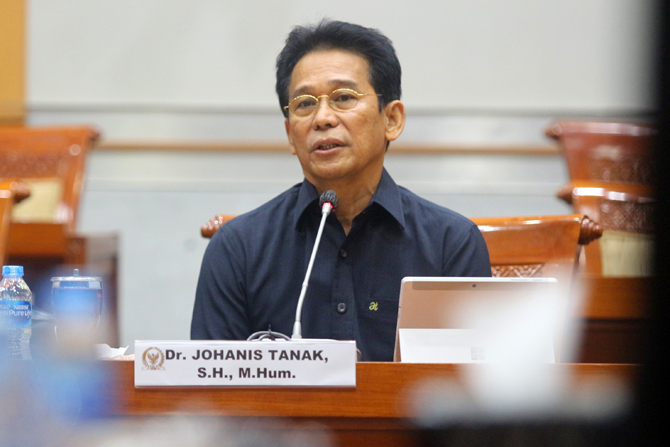 Mantan Direktur Tata Usaha Negara Kejaksaan Agung, Johanis Tanak menyampaikan paparan saat mengikuti Uji Kelayakan dan Kepatutan (fit and proper test) Calon Pengganti Komisioner Komisi Pemberantasan Korupsi (KPK) di Ruang Rapat Komisi III, Kompleks Parlem - Image