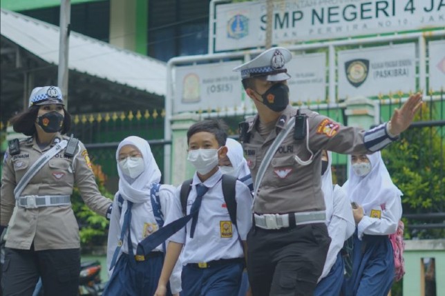 Anggota polisi lalu lintas menggunakan seragam baru saat bertugas di lapangan. Korlantas Polri/Antara - Image