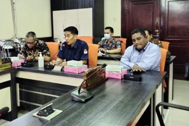 Ketua dan anggota Komisi Pemilihan Umum (KPU) Kota Surabaya saat mengikuti rapat dengar pendapat di Komisi A DPRD Surabaya, Jumat (23/9). DPRD Surabaya/Antara - Image