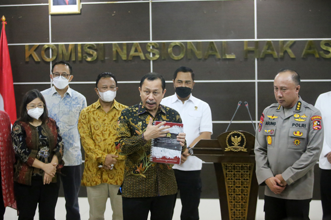 Ketua Komnas HAM Ahmad Taufan Damanik berbincang dengan Irwasum Polri Komjen Pol Agung Budi Maryoto dan Kabareskrim Komjen Pol Agus Andrianto seusai penyerahan berkas Hasil Pemantauan dan Penyelidikan Peristiwa Penembakan Brigadir J di Kantor Komnas HAM, - Image