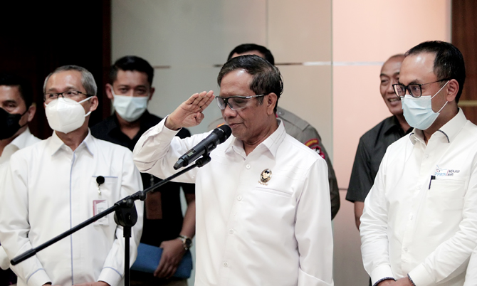 Menteri Koordinator Politik, Hukum dan Keamanan (Menkopolhukam) Mahfud MD (tengah) didampingi Wakil Ketua Komisi Pemberantasan Korupsi (KPK) Alexander Marwata dan Kepala Pusat Pelaporan dan Analisis Transaksi Keuangan (PPATK) Ivan Yustiavandana menyampaik - Image