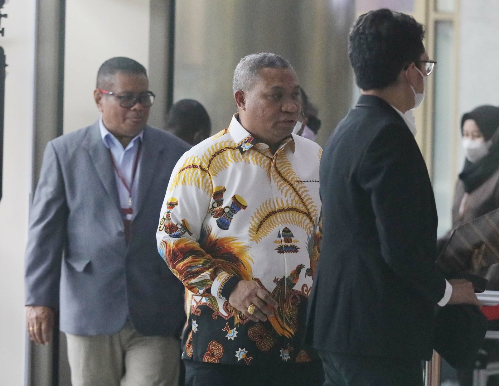 Kuasa Hukum Gubernur Papua Lukas Enembe, Stefanus Roy Rening tiba di Gedung KPK, Jakarta, Jumat (23/9/2022). Kehadirannya untuk bertemu pimpinan KPK dan memberitahu kondisi kesehatan dari Lukas Enembe yang sebelumnya telah di tetapkan sebagai tersangka ol - Image