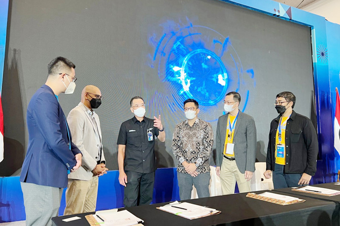 Penandatanganan Memorandum of Understanding (MoU) Bank Mandiri dengan perusahaan insurtech Qoala. Kolaborasi ini ditandatangani oleh VP Transaction Banking Retail Sales Bank Mandiri Hendri dengan Co-founder dan COO Qoala Tommy Martin di Indonesia Conventi - Image