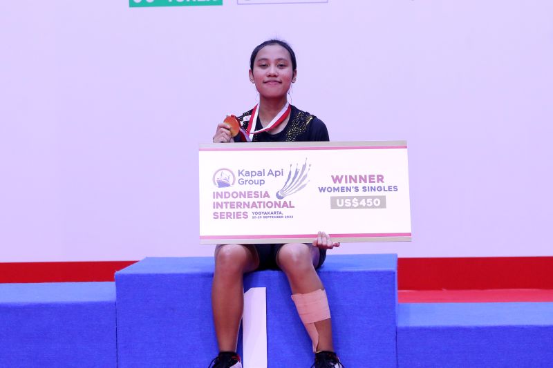 Atlet besutan PB Djarum Mutiara Ayu Puspitasari memboyong gelar tunggal putri dalam ajnag Indonesia International Series 2022 yang berakhir di GOR Among Rogo, Yogyakarta, Minggu (25/9/2022). (ANTARA/HO-PB Djarum) - Image