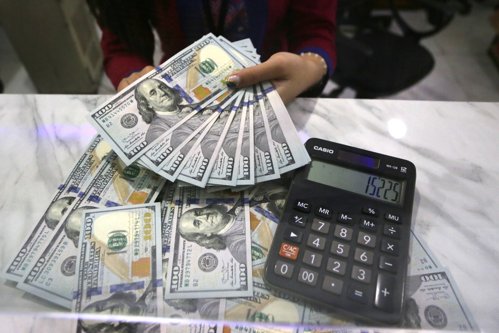 Petugas menghitung pecahan 100 dolar AS di jasa penukaran uang asing Dolar Indo, Melawai, Jakarta, Kamis (29/9/2022). Nilai tukar rupiah tembus Rp15.225 per dolar AS pukul 12.25 WIB pada perdagangan Rabu (28/9/2022). FOTO: SALMAN TOYIBI/JAWA POS - Image