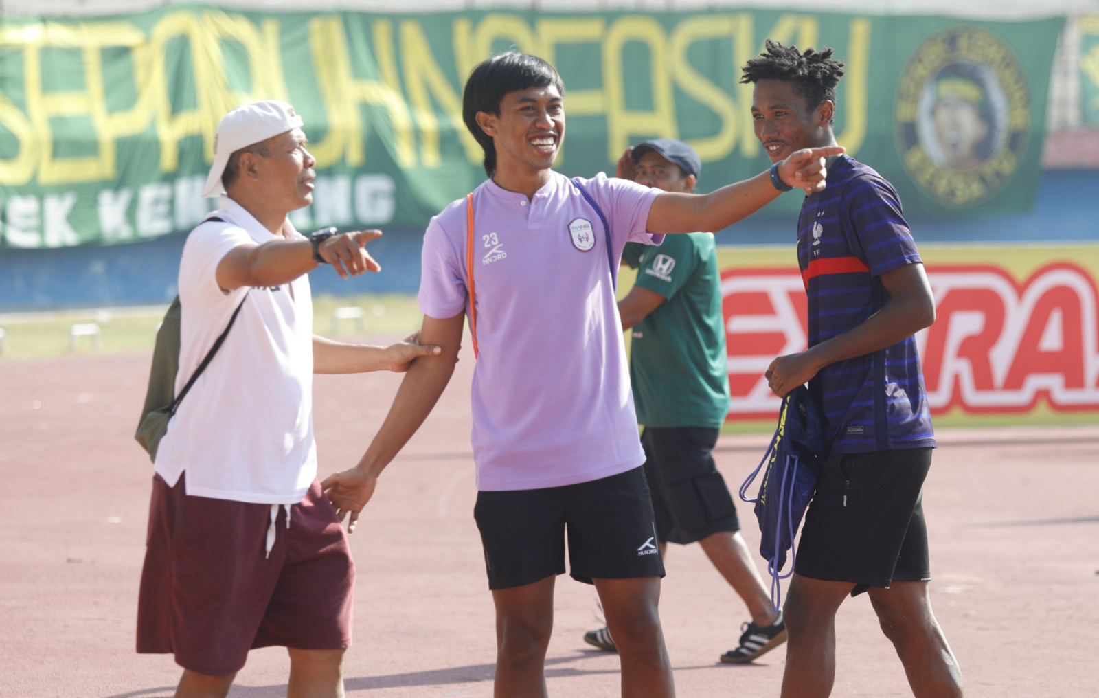 ANGGER BONDAN/JAWA POS TEMU KANGEN: Ady Setiawan berbincang dengan asisten pelatih Persebaya Mustaqim di Stadion Gelora Delta, Sidoarjo, kemarin. - Image