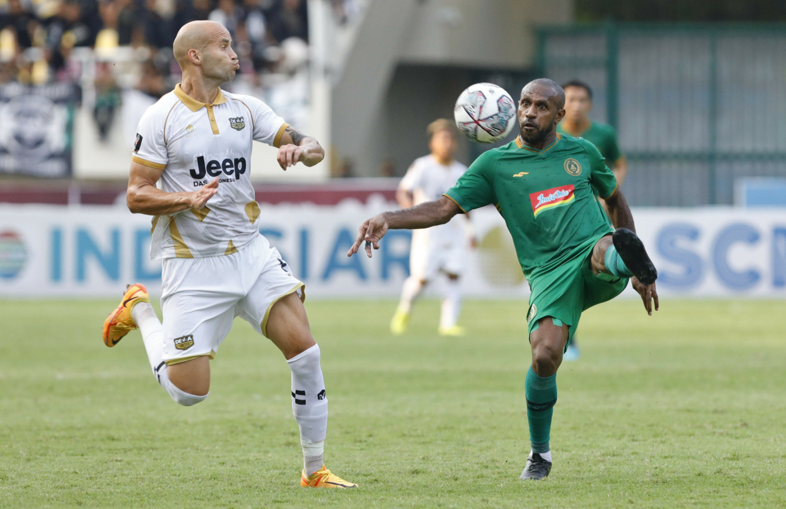 Boaz Solossa (kiri), striker PSS Sleman dikawal Risto Mitrevski, bek Dewa United FC saat pertandingan penyisihan grup A Piala Presiden 2022 di Stadion Manahan , Solo, kemarin (27/6). FOTO: ANGGER BONDAN/JAWA POS - Image
