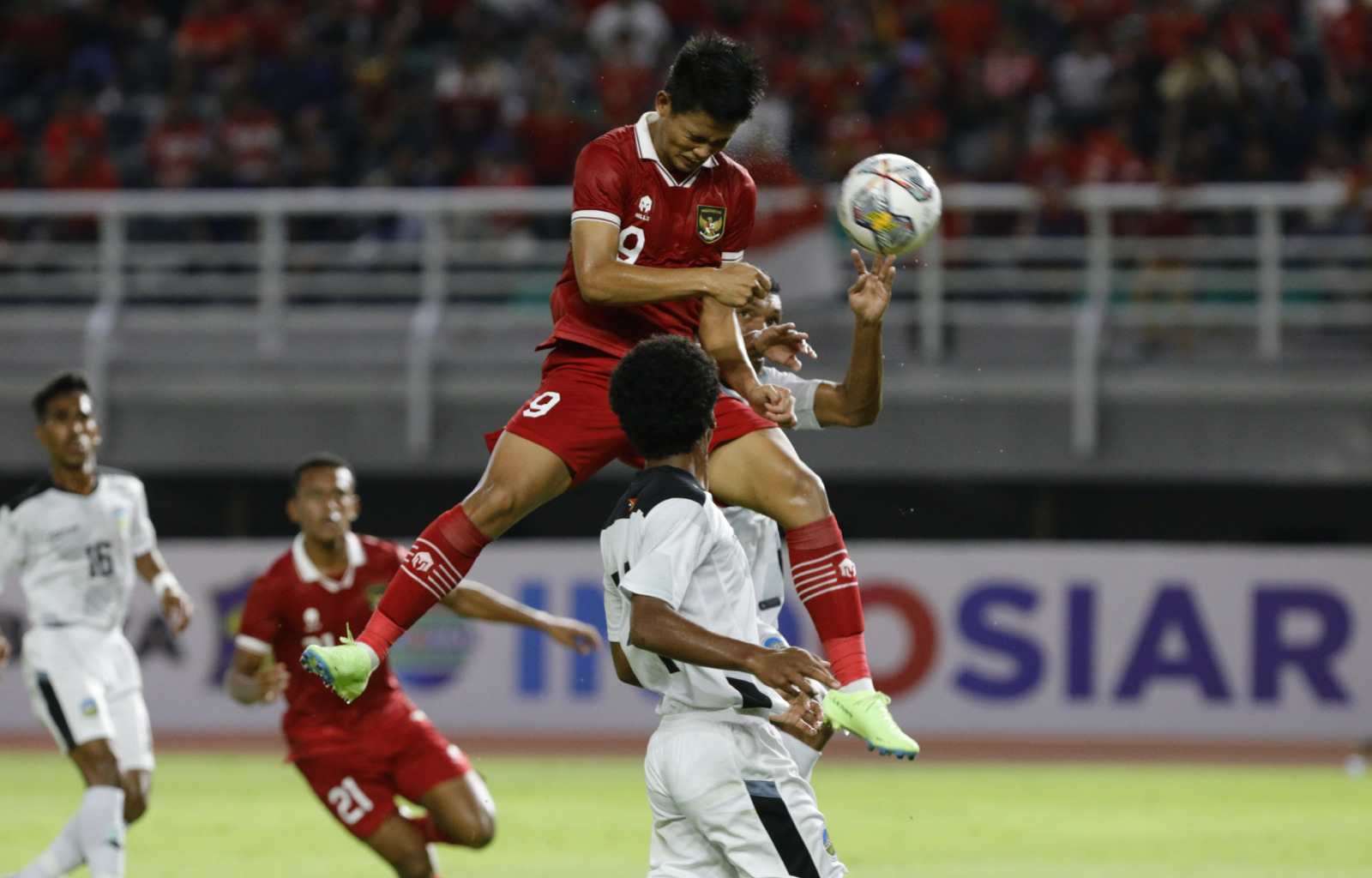 Hokky Caraka, striker timnas Indonesia cetak gol lewat sundulan kepala ke gawang timnas Timor Leste saat pertandingan kualifikasi Piala Asia U-20 di Stadion Gelora Bung Tomo, Surabaya, kemarin (14/9). FOTO: ANGGER BONDAN/JAWA POS - Image