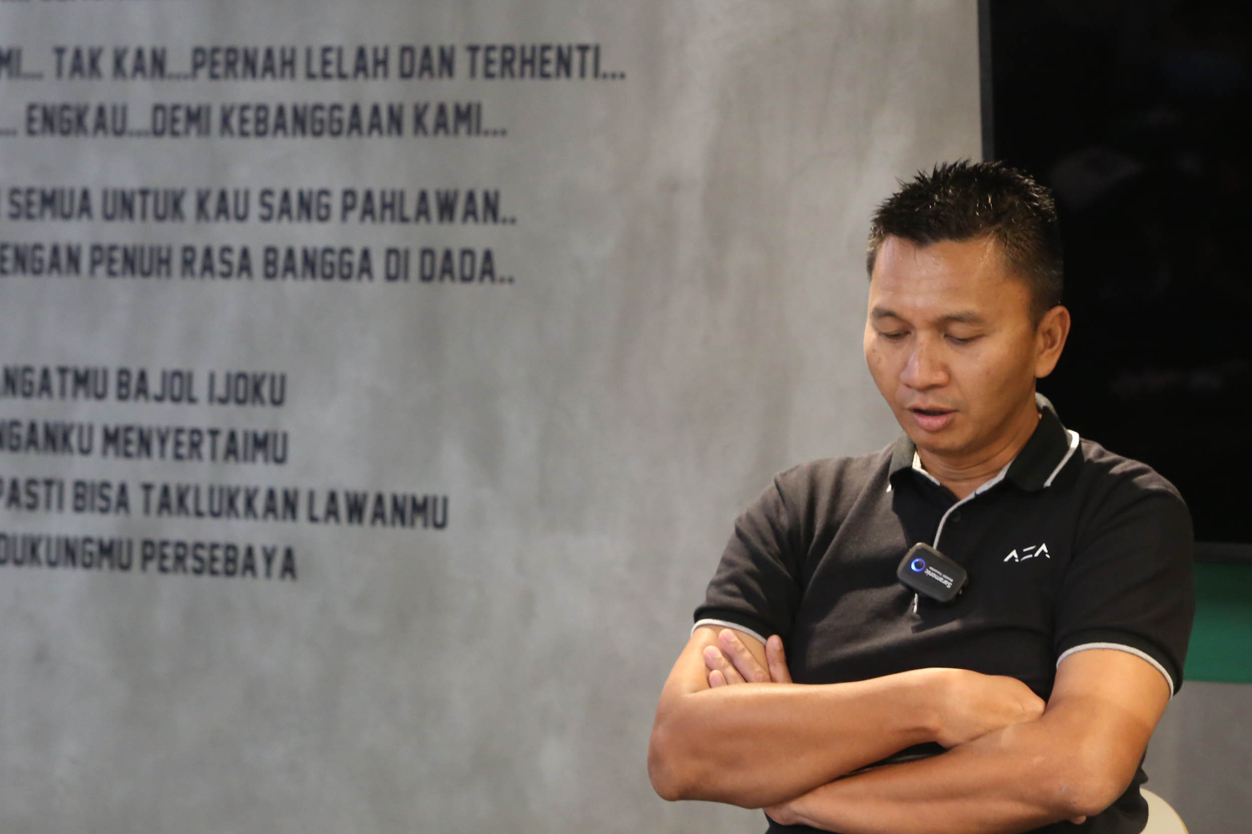 BEBAN BERAT: Ceo Persebaya Surabaya, Azrul Ananda memohon maar dihadapan bonek, saat mediasi di Kantor Managemen Persebaya, Surabaya Town Square, Jumat (16/9/2022). Dari hasil evaluasi dan pasca kekalahan di Stadion Gelora Delta Sidoarjo, presiden bonek t - Image