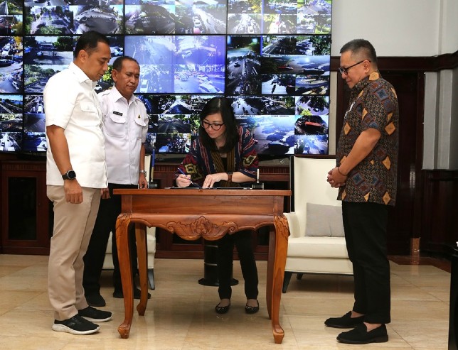 Prosesi penandatanganan MoU Wali Kota Surabaya Eri Cahyadi bersama Putera Sampoerna Foundation. Pemkot Surabaya for JawaPos - Image