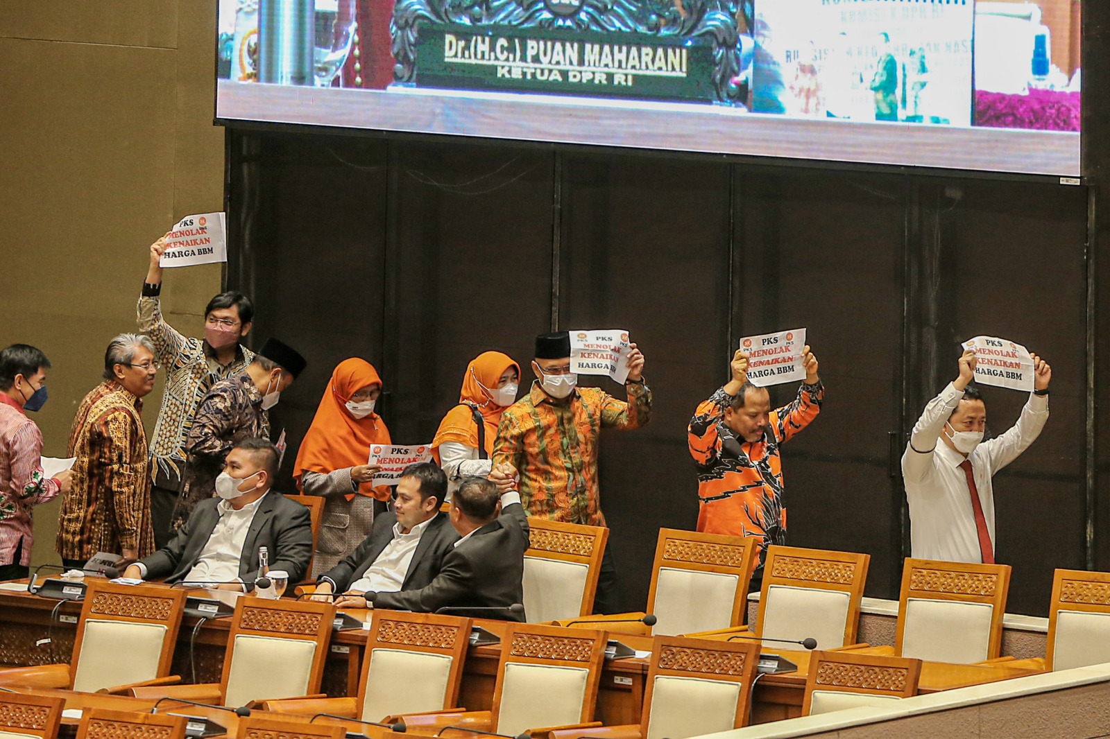 Anggota Fraksi PKS DPR mengangkat poster menolak kenaikan harga BBM saat Sidang Paripurna di Gedung Nusantara II Senayan, Jakarta, Selasa (6/9/2022). Fraksi PKS memutuskan melakukan walk out dalam sidang yang dipimpin Puan Maharani tersebut. FOTO: HENDRA - Image