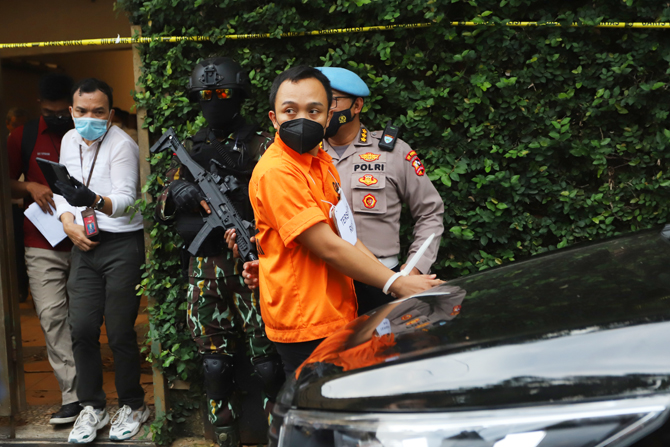 Tersangka Brigadir Ricky Rizal saat rekonstruksi pembunuhan Brigadir Yosua di rumah pribadi Ferdy Sambo di Jalan Saguling, Duren Tiga, Jakarta, Selasa (30/8/2022). Kepolisian melakukan rekonstruksi dugaan pembunuhan Brigadir Yosua di rumah pribadi dan ru - Image