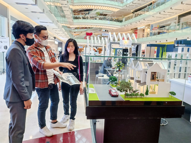 Mendekatkan diri dengan calon konsumen di Surabaya, Srimaya Living hadir dalam pameran GIIAS di Atrium Utama Grand City Mall yang digelar sejak 14 hingga 18 September mendatang. - Image