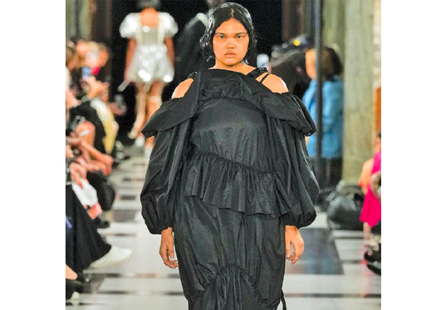 LONDON FASHION WEEK: Shahnaz Indira catwalk dengan penuh percaya diri di debut internasional pertamanya. (Shahnaz Indira untuk Jawa Pos) - Image