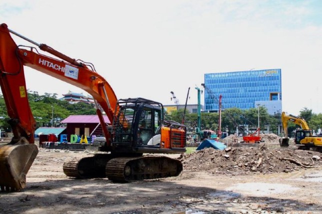 Sejumlah alat berat pengerjaan revitalisasi Lapangan Merdeka Medan. Antara - Image