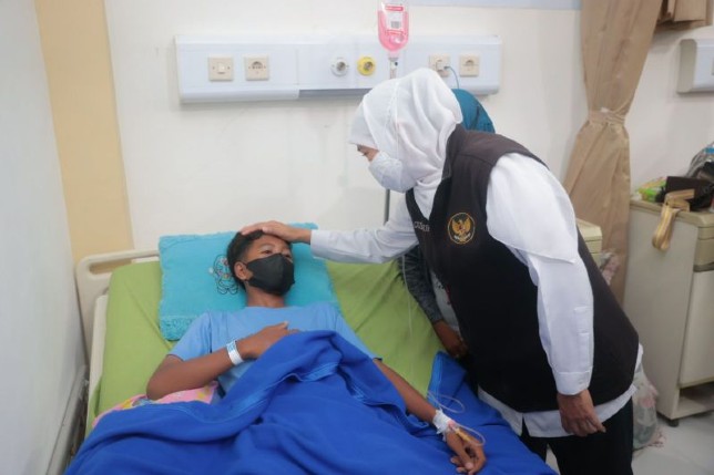 Gubernur Jatim Khofifah Indar Parawansa menjenguk korban jembatan putus di RSUD Waluyo Jati Kraksaan, Jumat (9/9). Biro Adpim Pemprov Jatim/Antara - Image