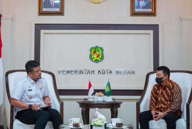 Wali Kota Medan Bobby Nasution (kiri) menerima pengurus REI Sumatera Utara di Medan, Rabu (14/9). Diskominfo Kota Medan/Antara - Image