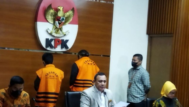 Dari kiri Deputi Penindakan dan Eksekusi KPK Karyoto, Ketua KPK Firli Bahuri, dan Plt Juru Bicara KPK Bidang Pencegahan Ipi Maryati Kuding saat jumpa pers di Gedung KPK, Jakarta, Jumat (23/9). Benardy Ferdiansyah/Antara - Image