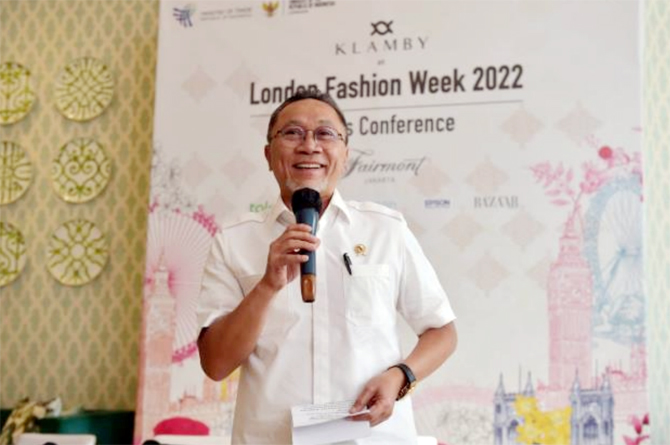 Menteri Perdagangan Zulkifli Hasan saat berbicara dalam konferensi pers keikutsertaan Klamby dalam ajang Internasional peragaan busana di London Fashion Week 2022, Senin (12/9). - Image