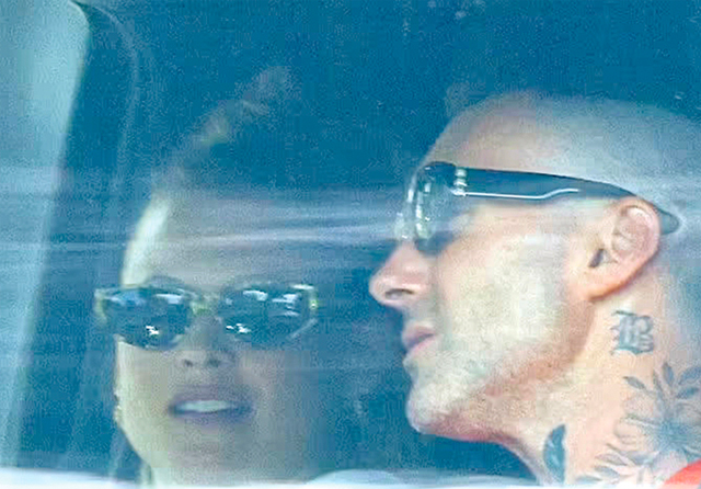 TUNJUKKAN BAIK-BAIK SAJA: Adam Levine dan Behatin Prinsloo setelah mengantar dua buah hati mereka ke sekolah, Rabu (21/9). (Daily Mail) - Image