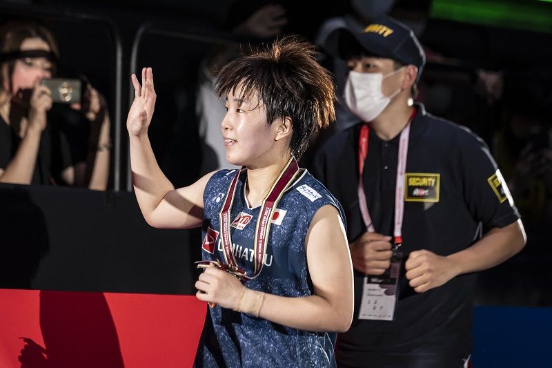 Pebulu tangkis Jepang Akane Yamaguchi menyapa penonton setelah menjuarai nomor tunggal putri Japan Open 2022 dengan mengalahkan wakil Korea Selatan An Se-young dalam partai final di Maruzen Intec Arena, Osaka, Minggu (4/9/2022). (ANTARA/AFP/Yuichi Yamazak - Image