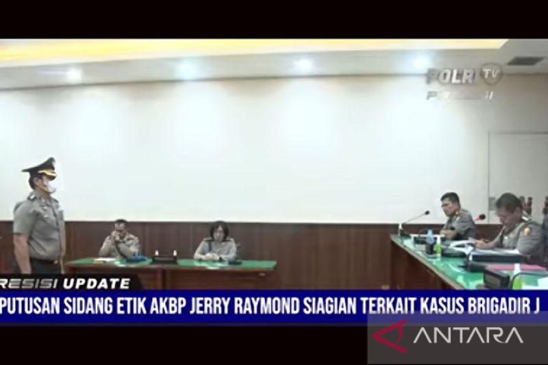 AKBP Jerry Raymond Siagian mantan Wadirreskrimum Polda Metro Jaya mendengarkan putusan sidang Komisi Etik Polri terkait pelanggaran etik yang dilakukannya, sidang disiarkan oleh Polri TV melalui kanal Youtube yang dilihat dari Jakarta, Sabtu (10/9/2022). - Image