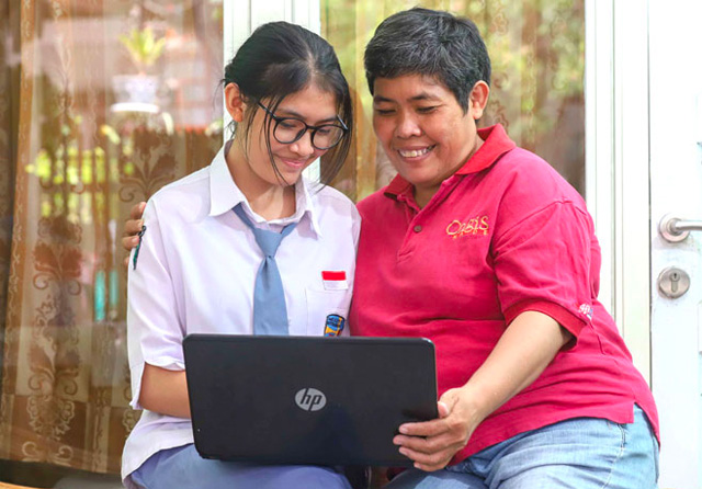 TIDAK MEMAKSA: Sesilia Ugeroka dan putrinya, Maria Regina. Sesilia memberikan keleluasaan kepada ketiga putrinya untuk memilih jurusan di sekolah maupun cita-cita mereka. (Allex Qomarulla/Jawa Pos) - Image