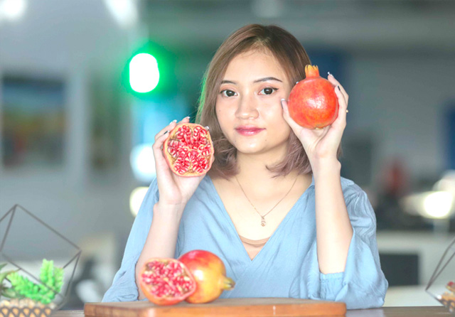 BUAH DARI SURGA: Tria Vebiola P. saat mengolah buah delima untuk dijadikan minuman. Kulit delima juga bisa dimanfaatkan sebagai krim untuk perawatan kulit wajah dan leher. (Allex Qomarulla/Jawa Pos) - Image