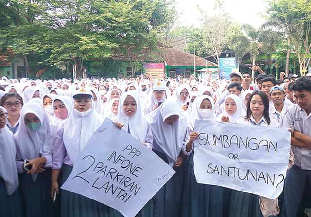 PROTES: Aksi demo para siswa SMKN 1 Boyolangu pada Senin (5/9) lalu. Mereka memprotes kebijakan sumbangan yang dibebankan. (Jawa Pos Radar Tulungagung) - Image