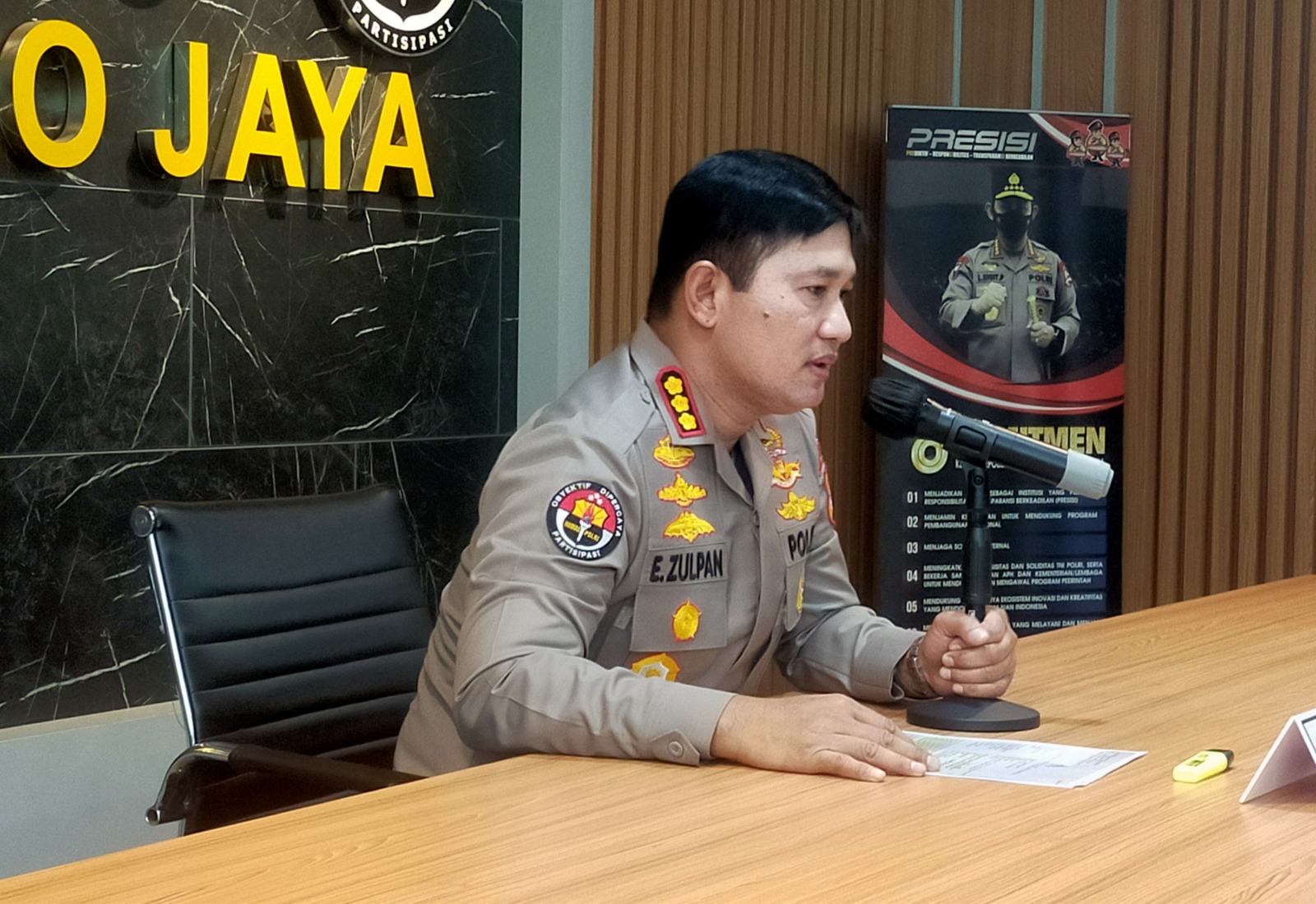 Jumpa pers Kabid Humas Polda Metro Jaya, Kombes Pol Endra Zulpan terkait dugaan KDRT dialami Lesti Kejora di Polda Metro Jaya, Jumat (30/9)./Abdul Rahman - Image