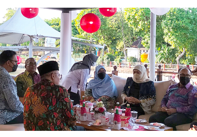 GAYENG: Rombongan Menteri Besar Kedah Datuk Seri Haji Muhammad Sanusi bin Md Nor diajak menikmati suasana gazebo di belakang Gedung Negara Grahadi oleh Gubernur Khofifah Indar Parawansa. (Eko Hendri/Jawa Pos) - Image