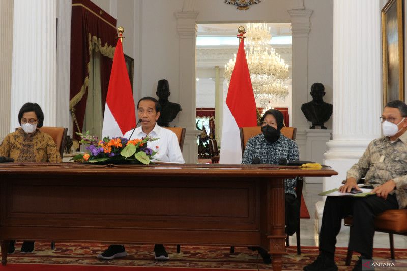 Presiden Jokowi didampingi Menteri Keuangan Sri Mulyani Indrawati, Menteri Sosial Tri Rismaharini, Menteri Energi dan Sumber Daya Mineral (ESDM) Arifin Tasrif menyampaikan kenaikan harga BBM bersubsidi di Istana Merdeka Jakarta, Sabtu (3/9/2022) (ANTARA/D - Image