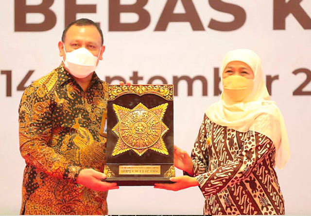 BERI ARAHAN: Ketua KPK Firli Bahuri (kiri) dan Gubernur Khofifah Indar Parawansa dalam Sosialisasi dan Bimbingan Teknis (Bimtek) Desa Antikorupsi di Gedung Islamic Center Surabaya. (Pemprov Jatim untuk Jawa Pos) - Image