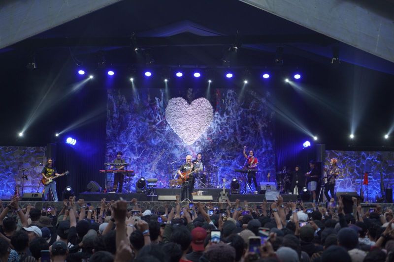 Iwan Fals (memegang gitar, depan) tampil di konser Bertalu Rindu - Image