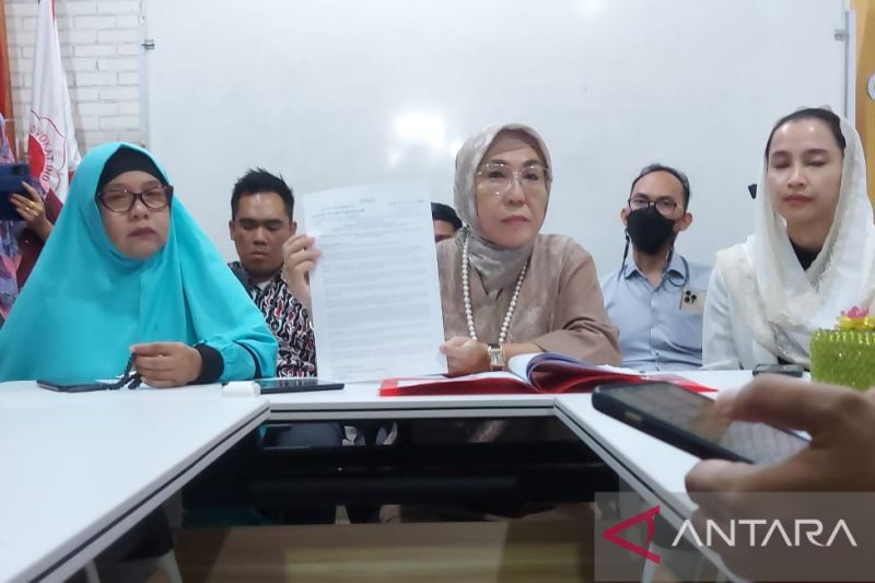 Soimah, ibu dari seorang santri Pondok Modern Darussalam Gontor 1 Pusat, Jawa Timur, yang diduga menjadi korban penganiayaan hingga meninggal dunia didampingi kuasa hukumnya Titis Rachmawati (tengah) memberikan keterangan pers di Palembang, Sumatera Selat - Image