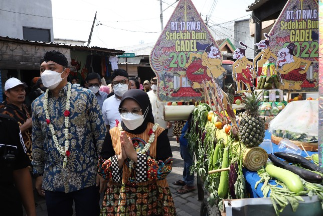 Wali Kota Surabaya Eri Cahyadi (kiri) bersama istri mengikuti kegiatan sedekah bumi di Kampung Gadel, Kelurahan Karangpoh, Kecamatan Tandes, Minggu (4/9). Pemkot Surabaya for JawaPos - Image