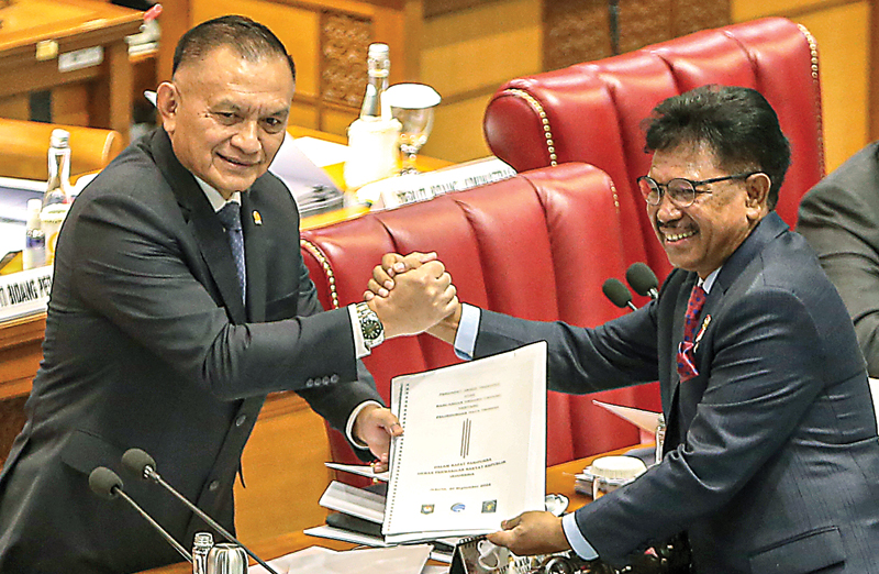 PENGESAHAN UU: Menkominfo Johnny G. Plate (kanan) dan Wakil Ketua DPR Lodewijk F. Paulu dalam rapat paripurna di kompleks parlemen kemarin (20/9). (HENDRA EKA/JAWA POS) - Image