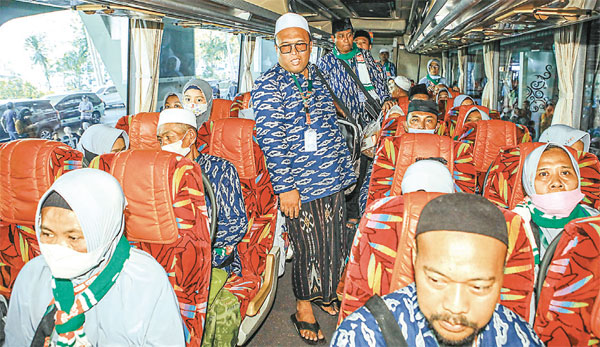 MOLOR: Calon jamaah umrah menunggu jemputan menuju hotel setelah jadwal penerbangan mereka di Bandara Juanda tertunda. (DIPTA WAHYU/JAWA POS) - Image