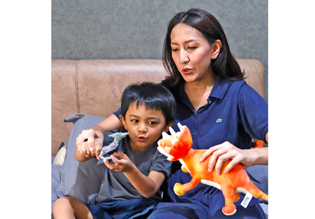 PERHATIAN PENUH: Asti Lukita menemani Adam bermain. Asti lebih memilih untuk melibatkan diri dengan storytelling hingga bermain peran ketimbang terlalu sibuk merekam. (Puguh Sujiatmiko/Jawa Pos) - Image