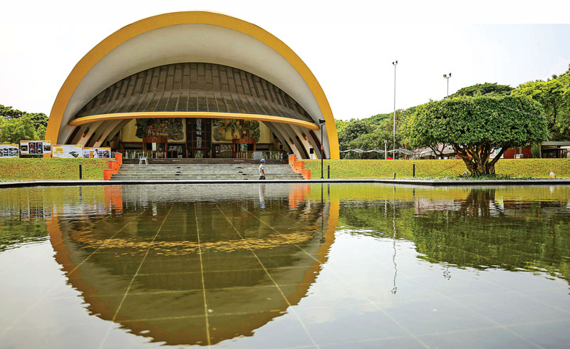 MENYAMBUT G20: Kawasan Teater Keong Emas menjadi salah satu bagian dari Taman Mini Indonesia Indah, Jakarta, yang direnovasi. (MIFTAHULHAYAT/ JAWA POS) - Image