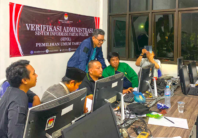 VERIFIKASI KETAT: Komisioner KPU dan Bawaslu melakukan verifikasi administrasi terkait dengan keanggotaan parpol dalam sipol di kantor KPU Kota Surabaya. (KPU untuk Jawa Pos) - Image
