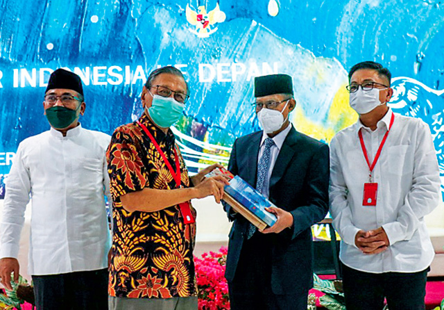 SATU PANGGUNG: Dari kiri, Ketua Umum PBNU KH Yahya Staquf, Rektor Ubaya Benny Lianto, dan Ketum Muhammadiyah Prof Dr Haedar Nashir dalam studium generale seri ketiga. (Septinda Ayu/Jawa Pos) - Image