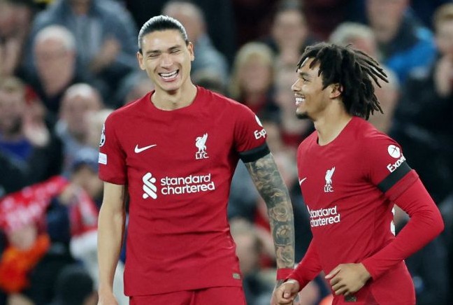 Trent Alexander-Arnold melakukan selebrasi dengan Darwin Nunez (kiri) setelah mencetak gol ke gawang Rangers pada Rabu (5/10). Carl Recine/Reuters/Antara - Image